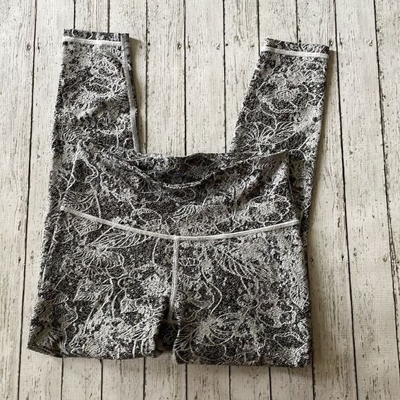 Athleta Elation Graffiti Fleur 7/8 Tights Leggings size XSP White Black Floral - Picture 4 of 6